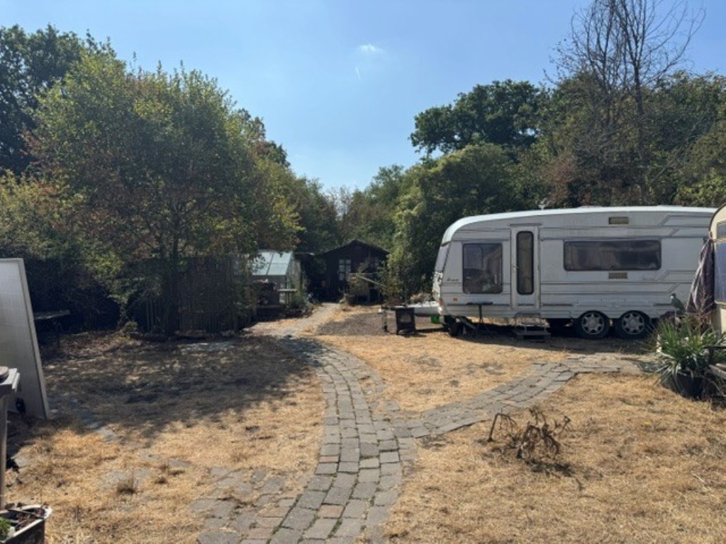 Lot: 176 - APPROXIMATELY SIX ACRES OF LAND - reverse angle of the main living area with outbuilding